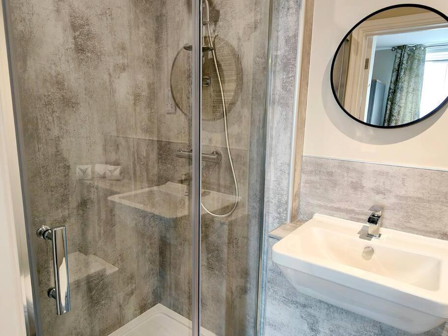 Carvetii - Anne House Room 2 - Dbl Bed First Floor En-Suite كارلايل المظهر الخارجي الصورة